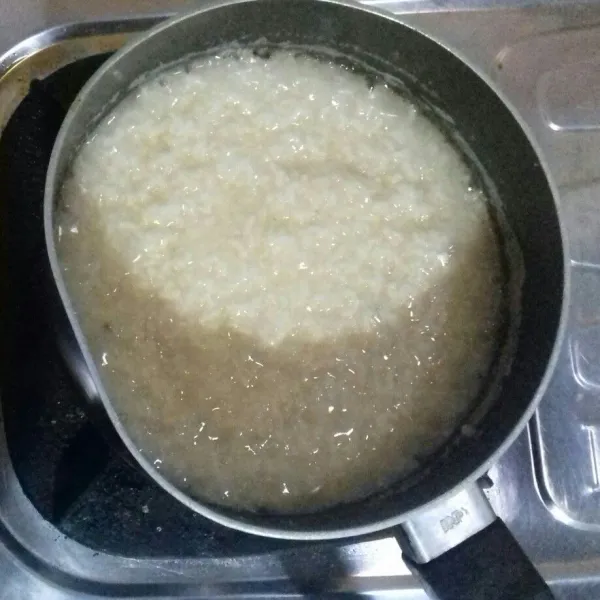 Masak nasi dengan air hingga lembut dan kental