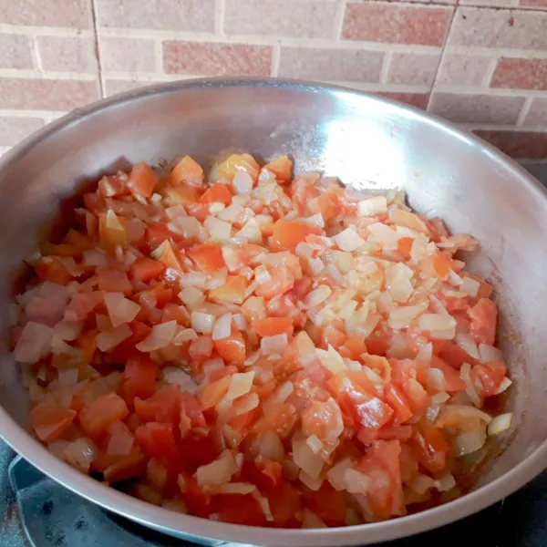Saos : tumis bawang putih & bombay dengan mentega hingga harum. Masukkan tomat lalu masak hingga layu. Masukkan semua bahan saos. Masak hingga mengental.