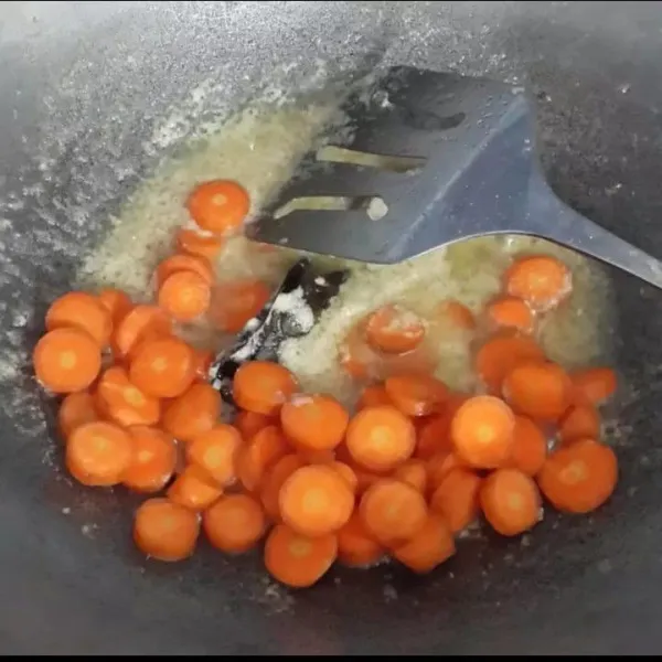 Masukkan wortel, aduk rata.