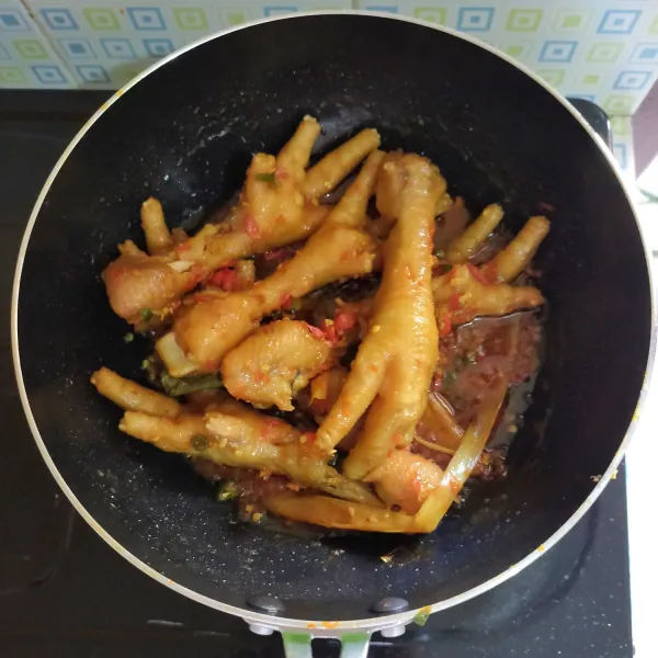 Kemudian masak ceker hingga matang dan air menyusut. Lalu matikan api dan siap untuk disajikan.