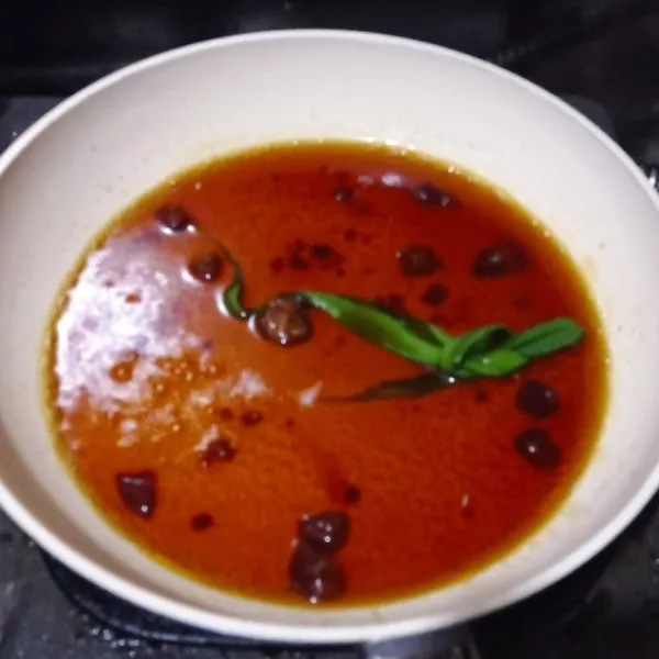 Masak bahan balutan gula sampai larut