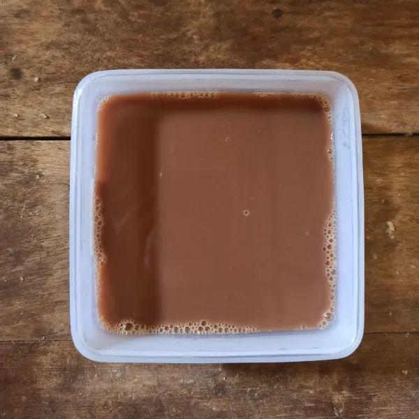 Tuangkan bahan agar-agar dalam wadah