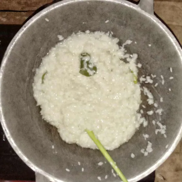 Cara membuat ketan : rendam beras selama 2 jam, lalu saring dan tiriskan. Beri santan kental, serai, daun salam, daun jeruk, dan garam, lalu masak dengan api sedang. Aduk hingga air santan menyusut.