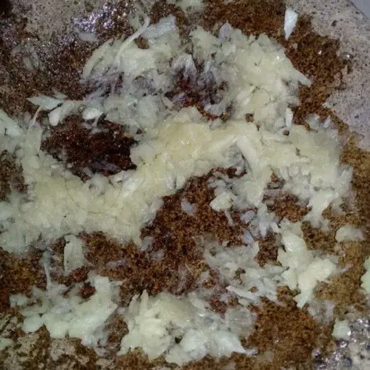 Siapkan bawang putih lalu ulek hingga halus.