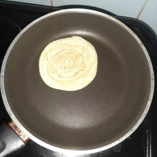 Goreng roti canainya tanpa minyak. Untuk resep roti canai bisa dilihat di halaman saya.