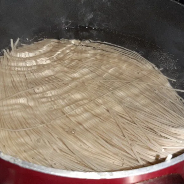 Tuang mie ke dalam panci lalu rebus sampai matang, lalu saring