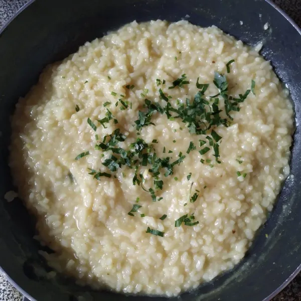 masak beras hingga menjadi nasi  yang lembek, tambahkan kuah soto jika dirasa kurang, ketika sudah matang, taburi dengan seledri.