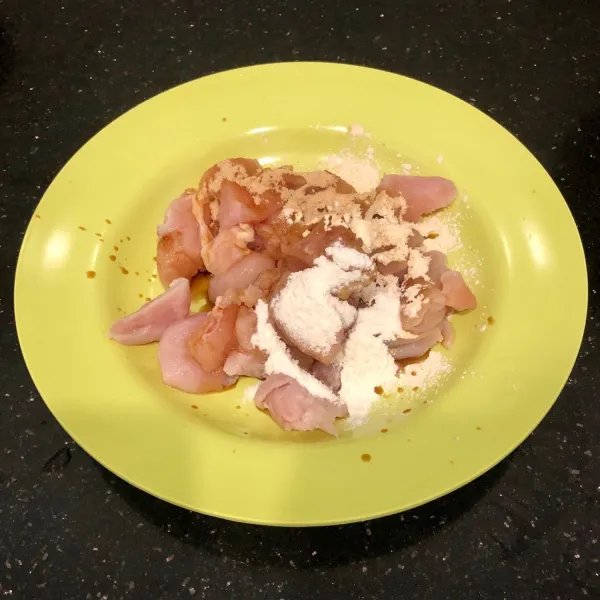 Potong ayam sesuai selera lalu marinasi dengan kecap asin, tepung bumbu 1 sdm, bawang putih dan bombay bubuk selama 30 menit dalam kulkas.