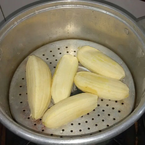 Kukus pisang sampai empuk
