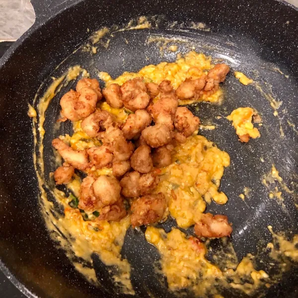 Masukan ayam yang sudah digoreng lalu aduk hingga rata. Angkat dan siap disajikan.