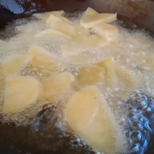 Goreng kentang sampai matang.