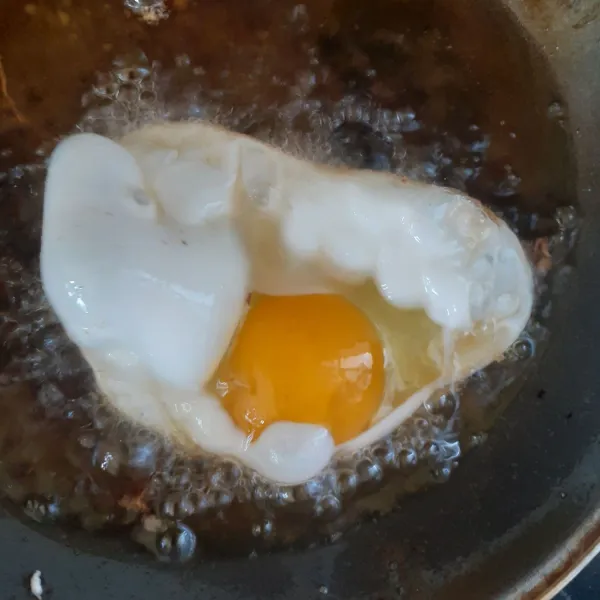 Goreng juga telur sampai matang.