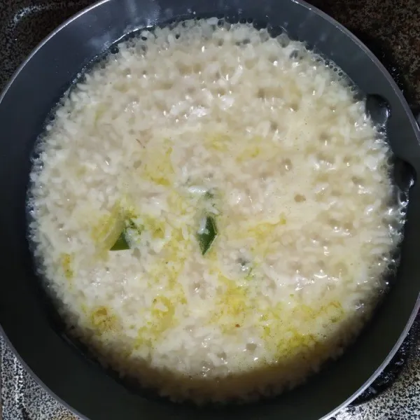 rendam beras selama 2 jam hingga mengembang, masak beras dengan kuah soto.