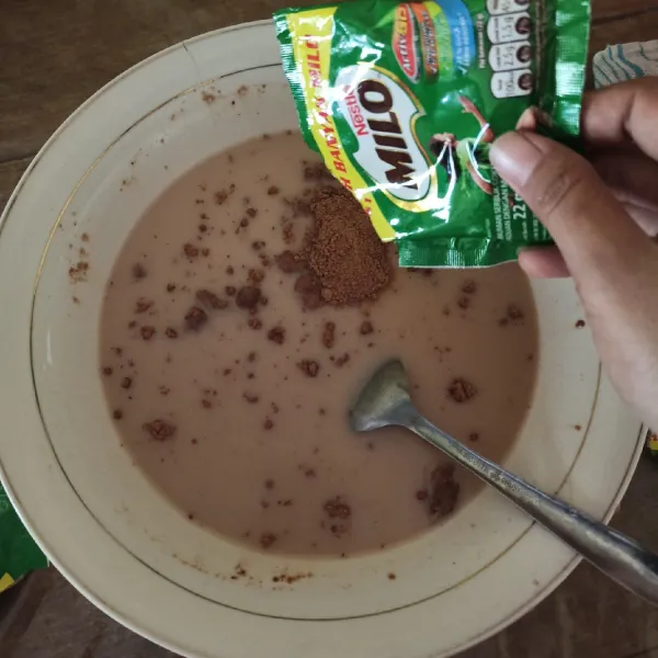 Buat kuah, tuang air, Milo dan Susu Kental Manis (SKM) lalu aduk rata