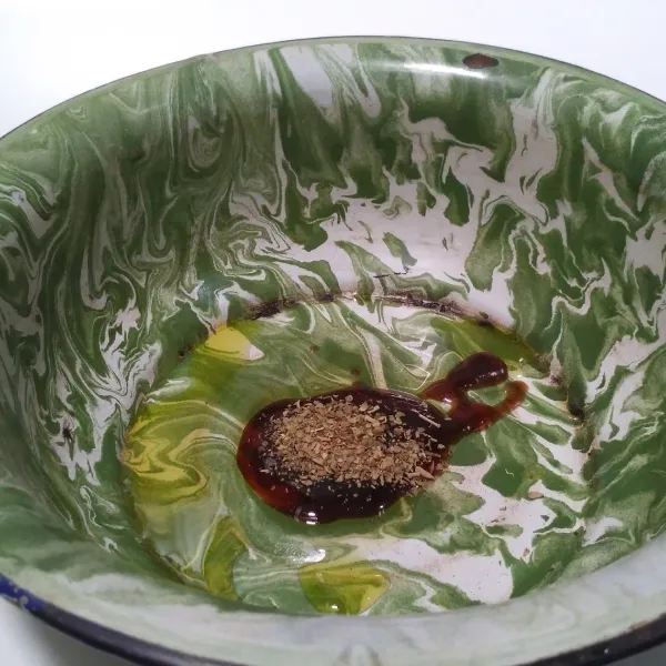 Masukkan olive oil, saus tiram, dan oregano.