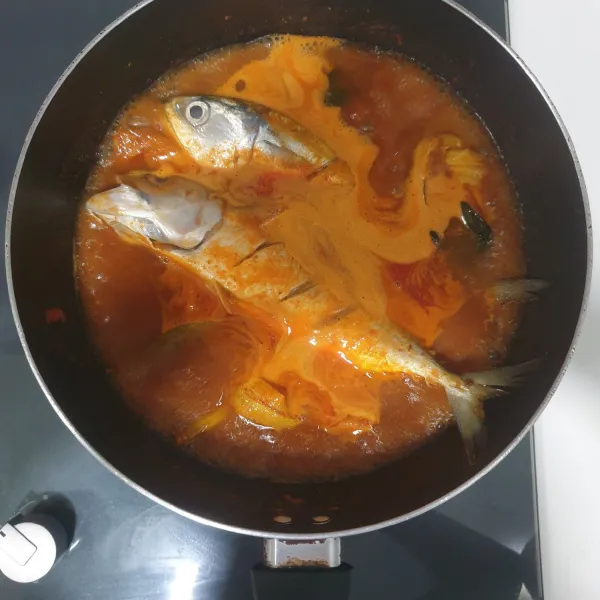 Setelah mendidih masukan ikan kembung dan masak hingga ikan matang.