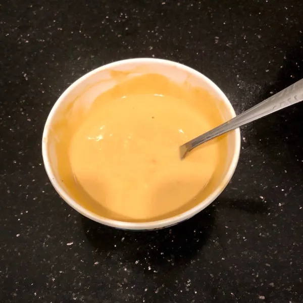 Hancurkan kuning telur asin lalu masukkan air secukupnya. Aduk hingga rata.