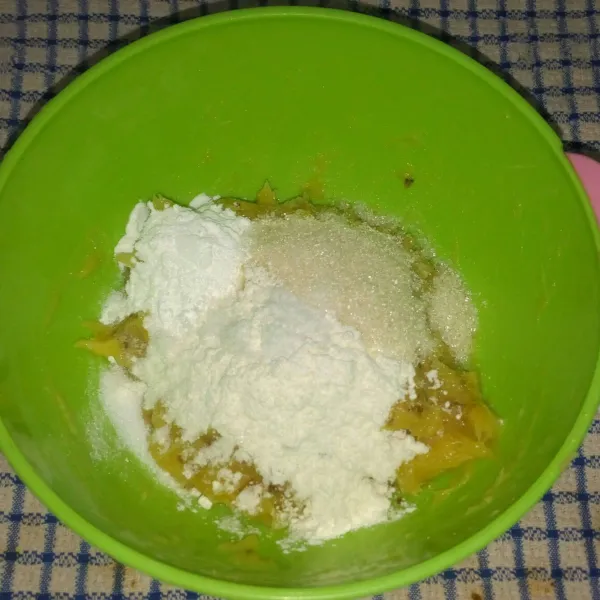 Di wadah campur tepung terigu, maizena, gula pasir, vanili, dan garam. Lalu aduk rata