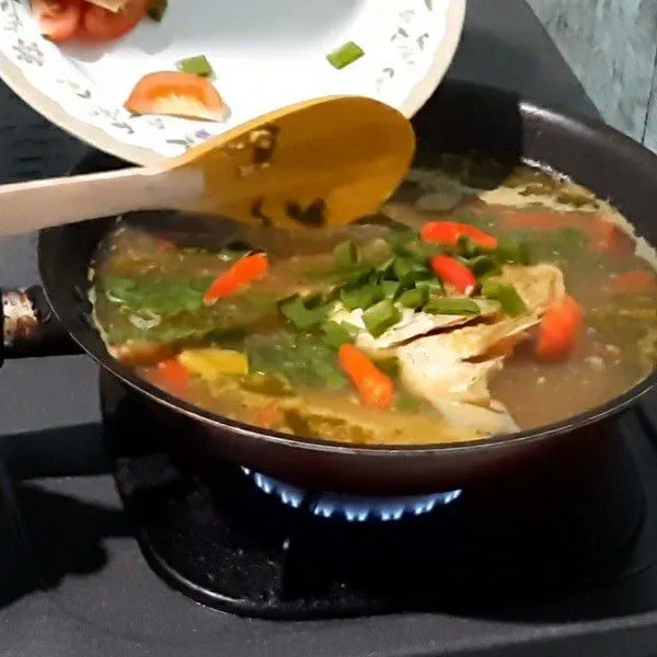 Saat 5 menit terakhir masukan daun bawang, tomat dan cabai rawit.