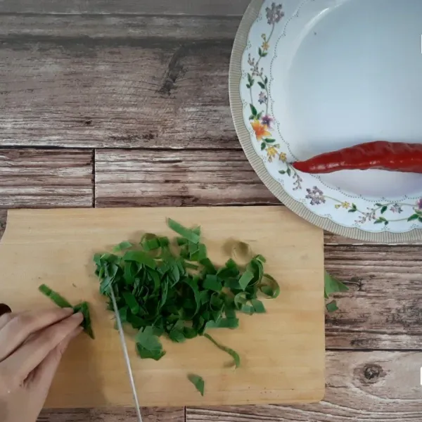 Potong kasar daun kunyit.