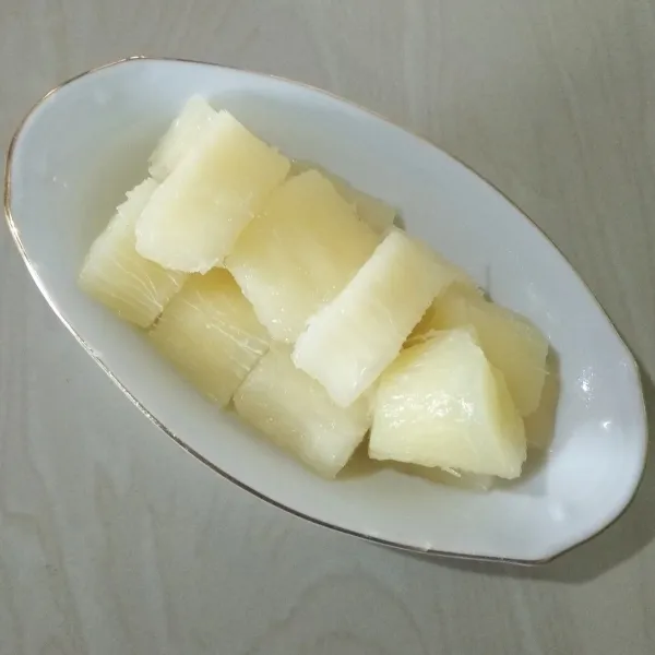 Penyajian: tata singkong di atas piring saji.