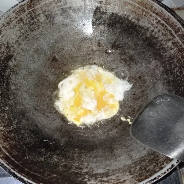 Panaskan minyak lalu masukkan telur dan buat orak-arik