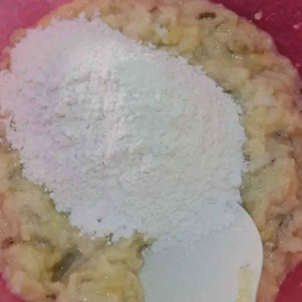Tambahkan tepung terigu, gula, garam, dan vanilli aduk. Untuk takaran tepungnya disesuaikan dengan kepadatan adonan yang di inginkan.