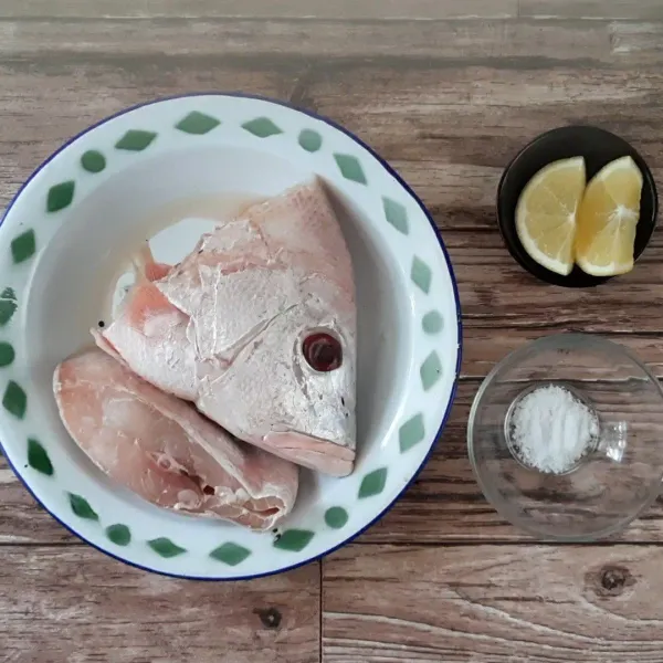 Marinasi kepala ikan kakap dengan air lemon dan garam. Diamkan minimal 30 menit.