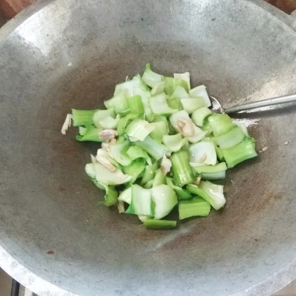 Masukan batang pakcoy, aduk rata.