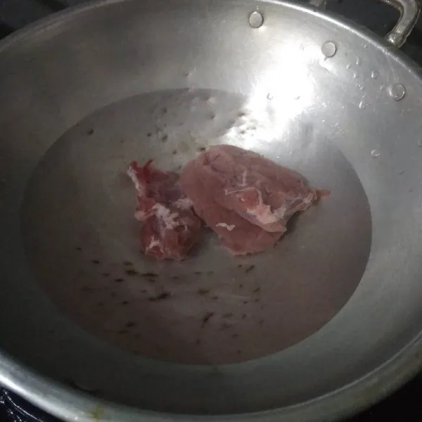 Rebus daging hingga empuk, angkat dan potong dadu kecil-kecil.