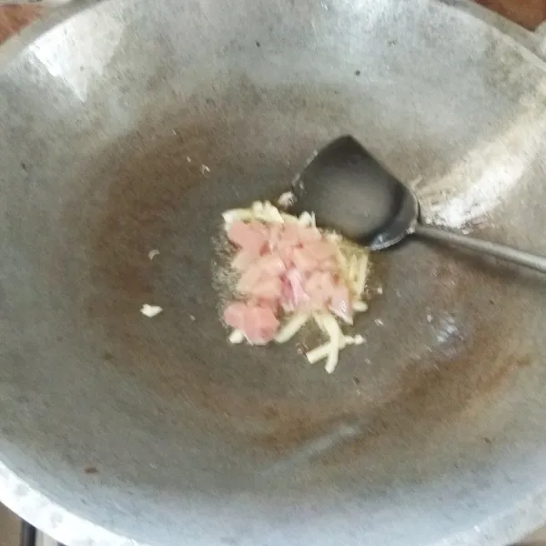 Masukan ayam. Aduk-aduk.