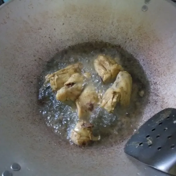 panaskan wajan hingga minyak panas, goreng ayam ungkep hingga matang, setelah kuning kecoklatan, angkat dan tiriskan. Sajikan dengan sambal teri.