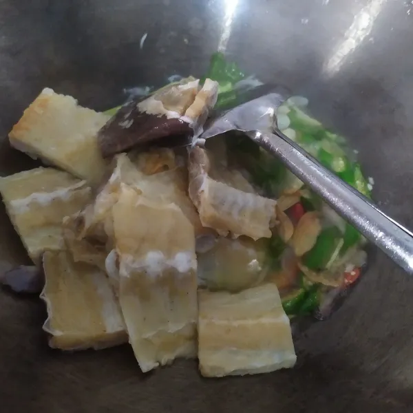 Masukkan tulang asin, aduk rata