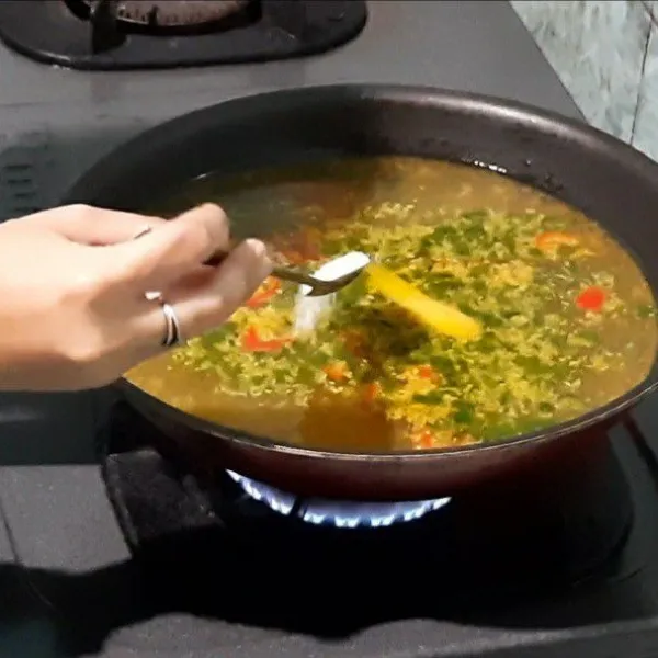 Tambahkan garam, gula, kaldu jamur aduk rata. Tes rasa. Tunggu sampai kuah mendidih.