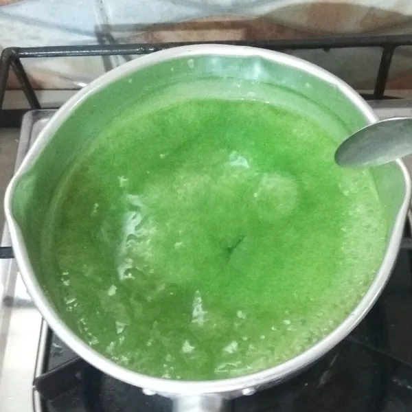 Masak hingga vla pandan mengental dan meletup letup. Angkat, masukkan vanili, aduk rata. Sisihkan.