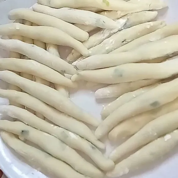 Lumuri tangan dengan tepung tapioka, bentuk adonan memanjang