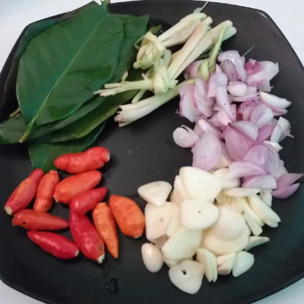 Siapkan bahan, geprek serei, lalu iris bawang merah dan bawang putih.