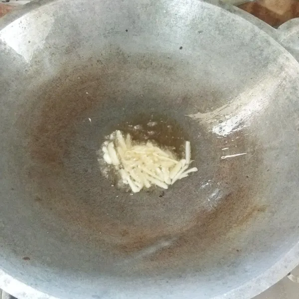 Panaskan minyak, tumis bawang putih hingga matang kecoklatan.