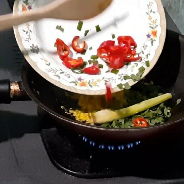Tumis bumbu halus, lalu masukan serai, daun kunyit, cabai merah tumis lagi hingga harum.
