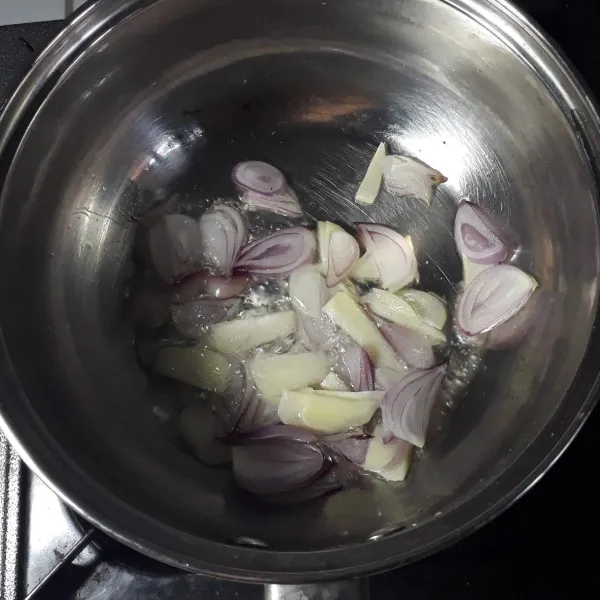 Panaskan minyak goreng, tumis bawang putih dan merah hingga harum.