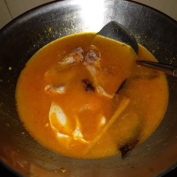 Masukkan air dan ayam. Masak hingga ayam matang. Tambahkan gula, garam, dan kaldu bubuk