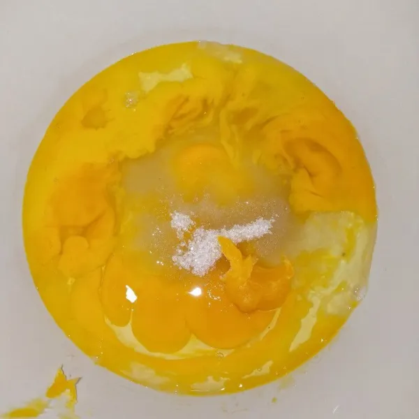 Campur telur gula dan emulsifier