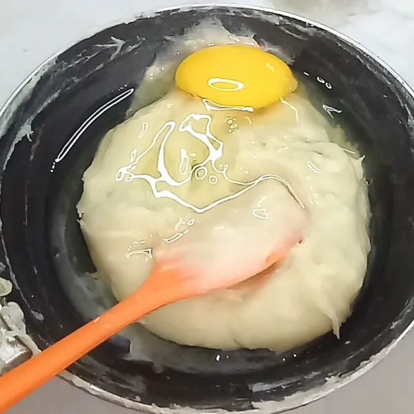 Campurkan adonan dengan telur hingga merata