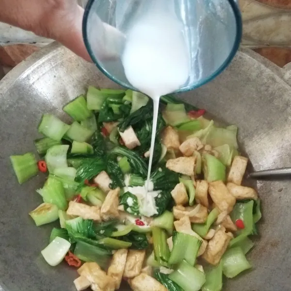 Masukan juga larutan maizena, aduk rata. Masak hingga kuah mengental dan mendidih (tambahkan larutan maizena jika kurang kental). Angkat.