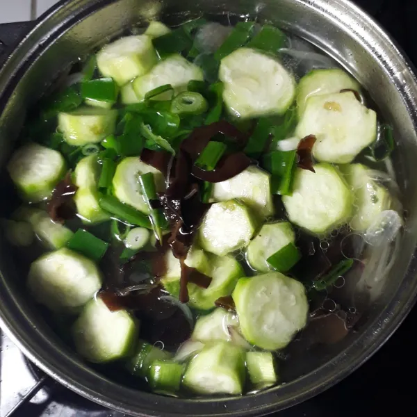 Masukkan daun bawang, oyong, dan jamur kuping. Masak sayuran hingga layu.