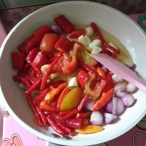 potong-potong cabe merah, cabe rawit,bawang merah, dan bawang putih, kemudian tumis hingga layu.