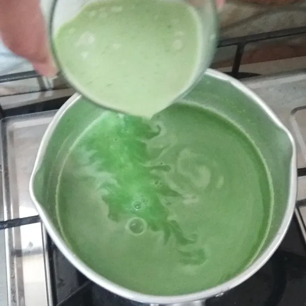 Rebus bahan vla pandan hingga hampir mendidih, masukkan larutan maizena. Aduk terus perlahan, koreksi rasanya.