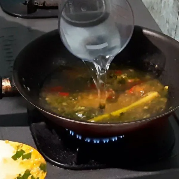Tambahkan air asam jawa dan air putih.
