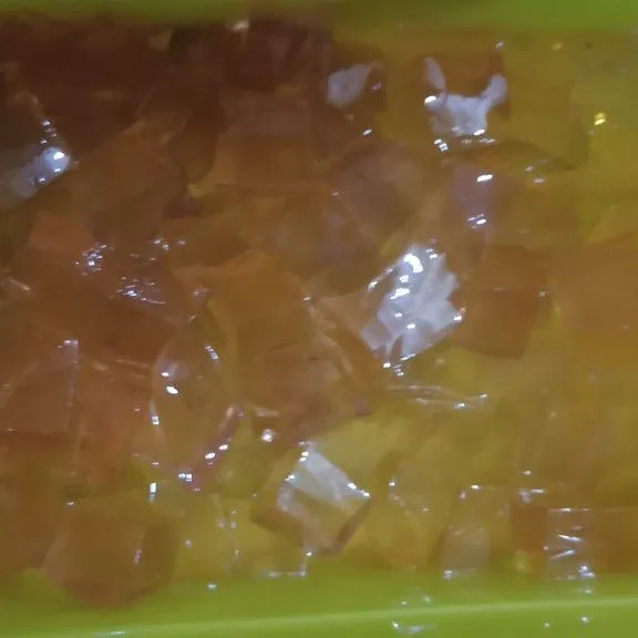 Masak jelly sesuai dengan petunjuk di kemasan setelah mengeras potong berbentuk dadu sisihkan.