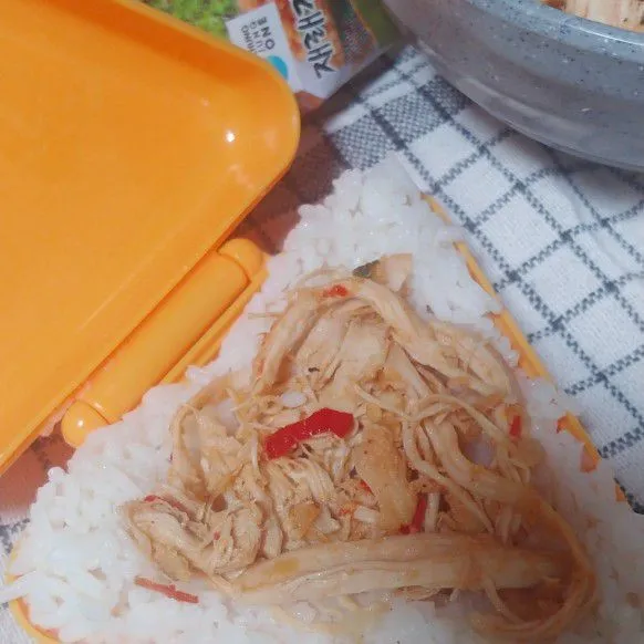 siapkan cetakan onogiri,tambahkan 1 centong nasi lalu padatkan menggunakan sendok makan. tengah nya agak di tekan sedikit,lalu tambahkan ayam sisit 1 sdm dan tutup lagi dengan nasi rapatkan dan tekan supaya nasi padat.